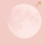 "Illustration de la Pleine Lune en Sagittaire de juin 2025 avec symbole astrologique sur fond rose poudré"