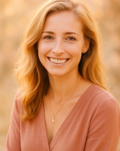 "Femme sereine en pleine lumière, image représentative d’un traitement énergétique à distance personnalisé par Karen Guille"