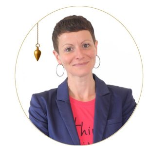 "Karen, énergéticienne et formatrice en radiesthésie, guide les élèves depuis 2012."