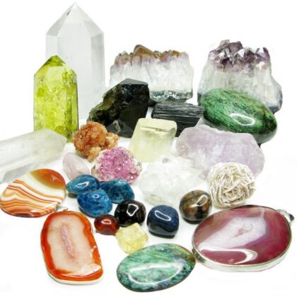 "Visuel d’un lot de pierres claires sur fond rosé - Atelier Facilitho lithothérapie débutants"